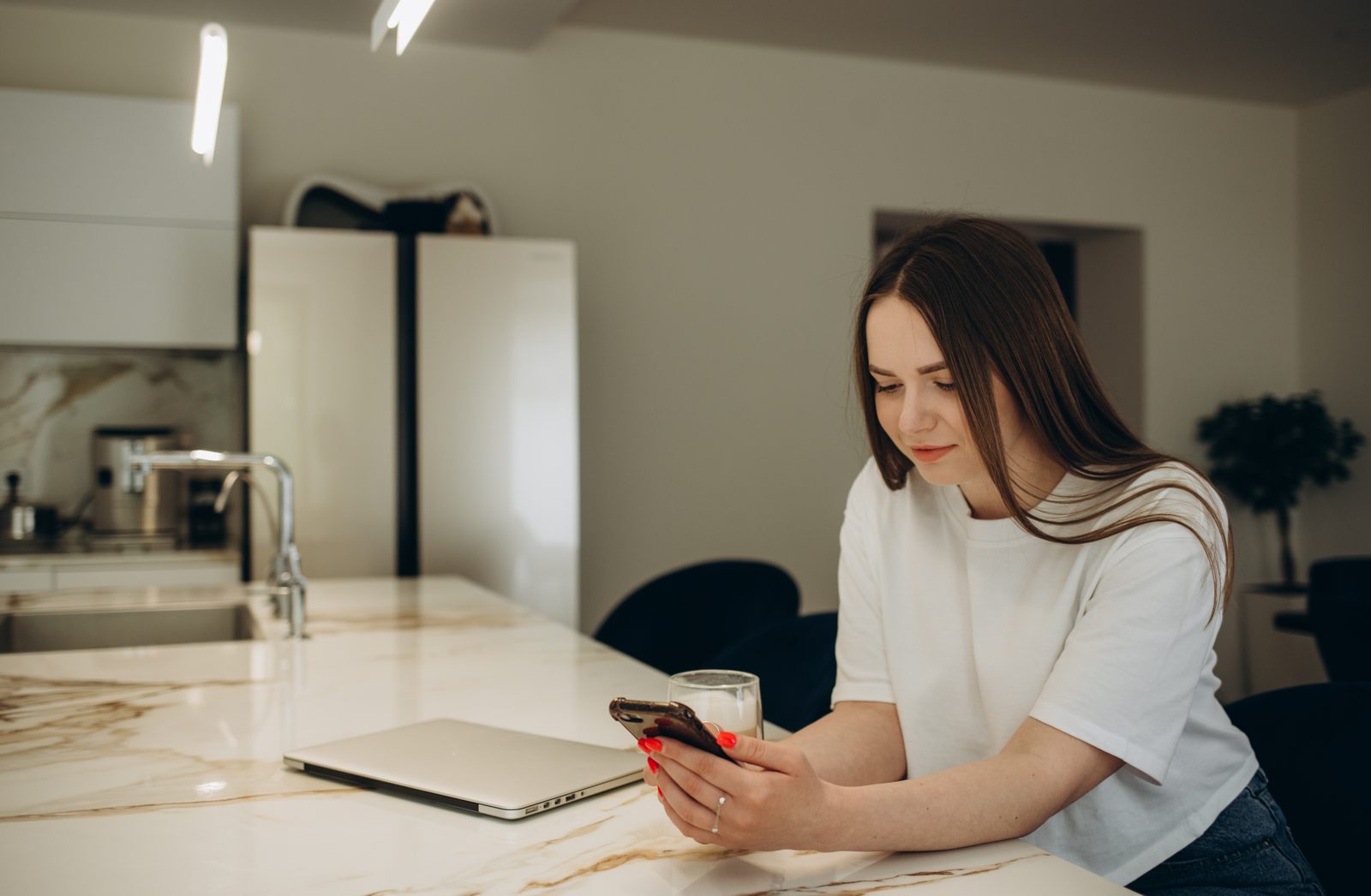 Klant boekt een afspraak op haar telefoon vanuit huis