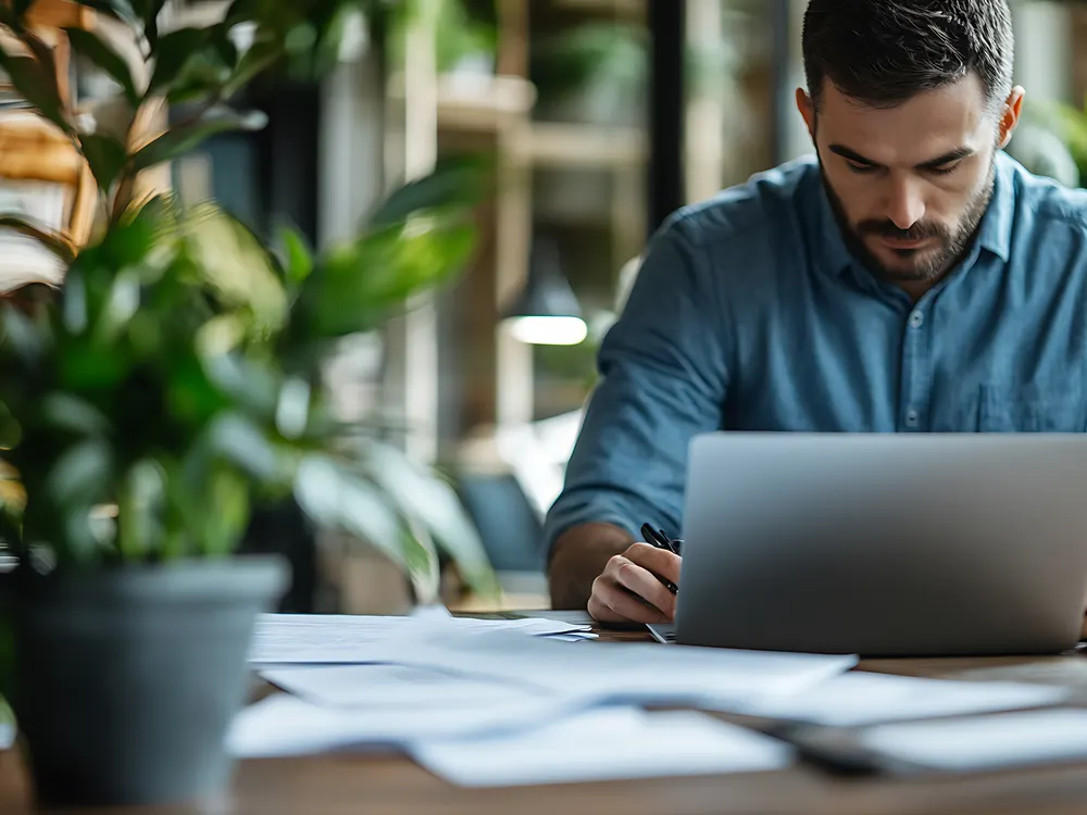 Ondernemer werkt aan zijn administratie aan een bureau